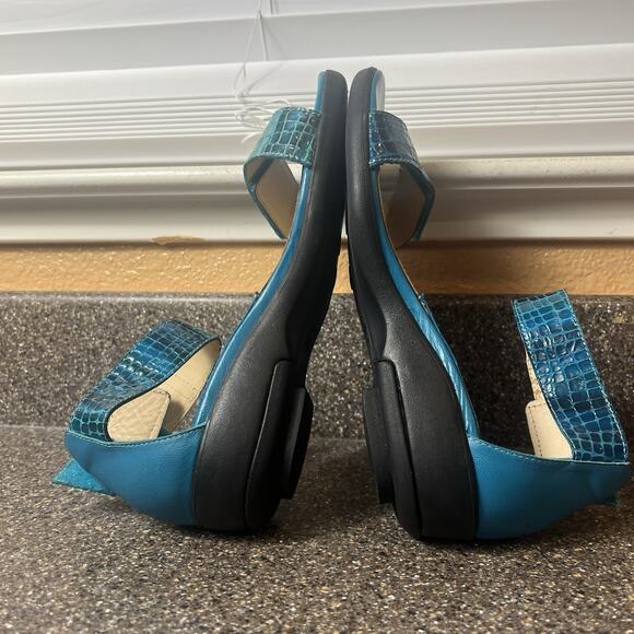 Gravity Defyer Sandals Blue Womens 7M Textured Leather Ankle Strap Open Toe Snap - Picture 6 of 11